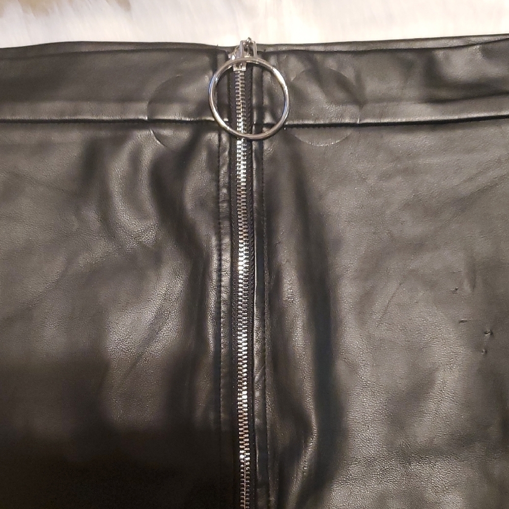 Chocolate Designer Black Leather Mini Skirt With Front Zipper - Picture 4 of 7